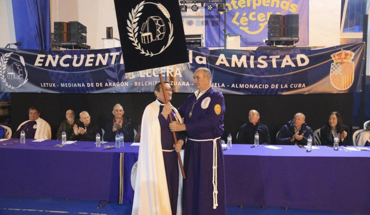Entrega del nuevo estandarte a Mediana, localidad que acogerá el encuentro en 2027. | SERVICIO ESPECIAL