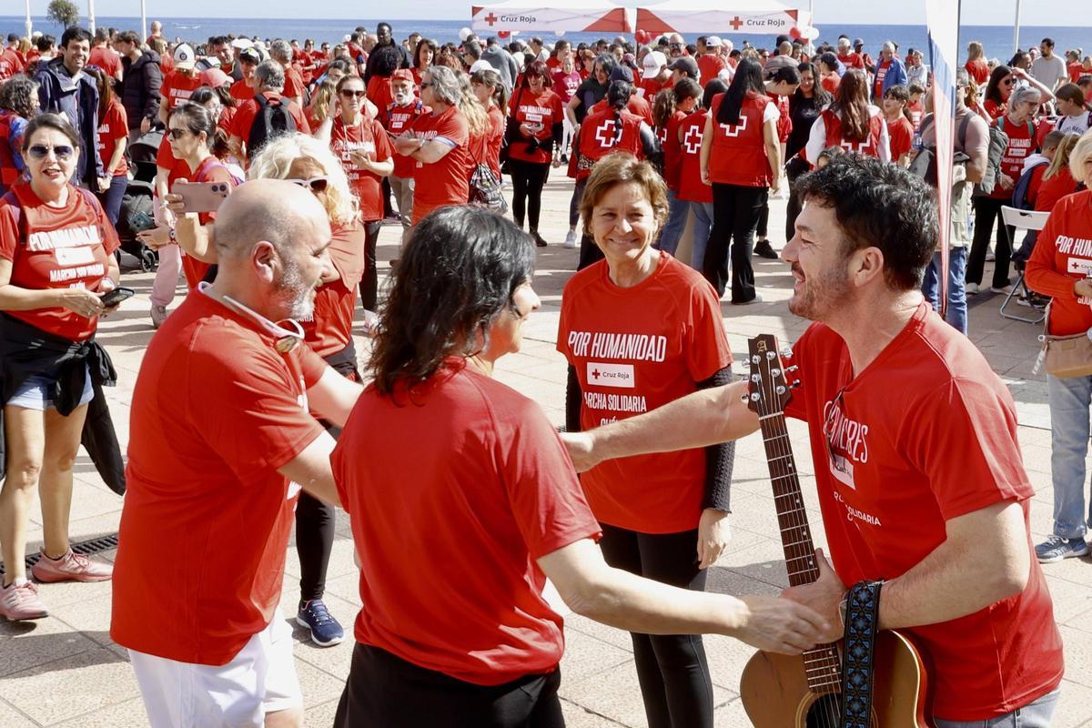 La tercera Marcha Solidaria de la Cruz Roja de Gijón, en imágenes