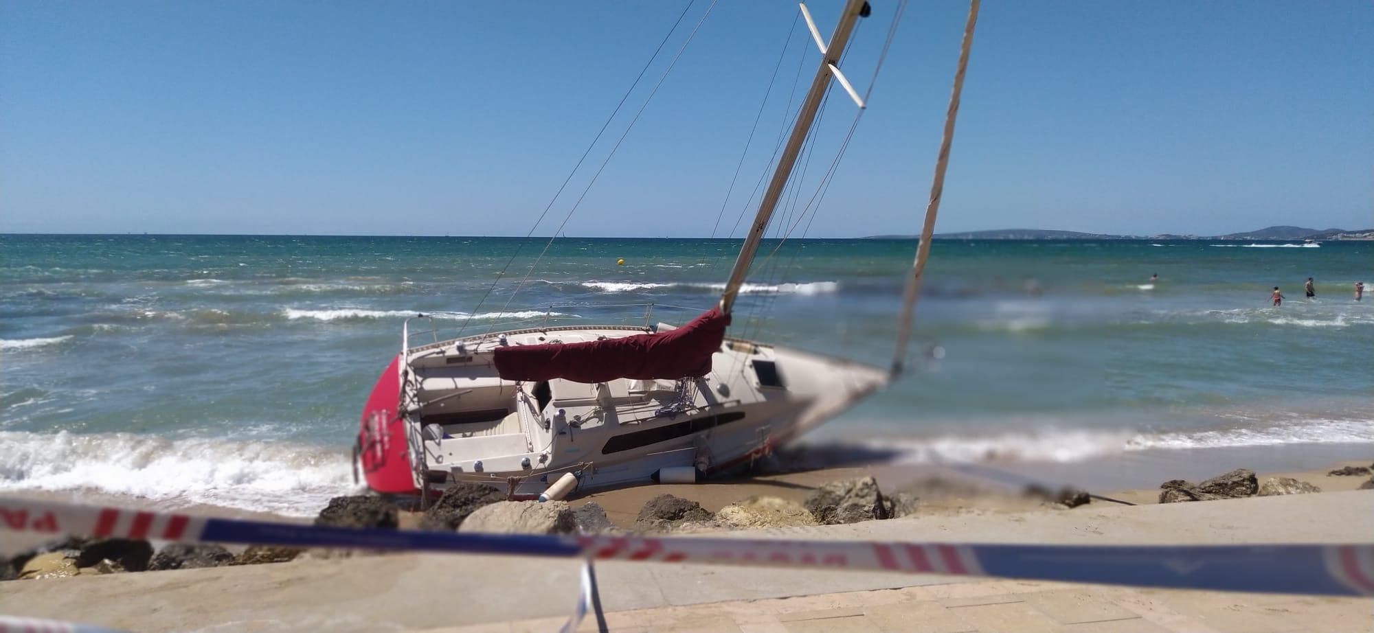 Un velero encalla en el Molinar tras sufrir una avería en el motor