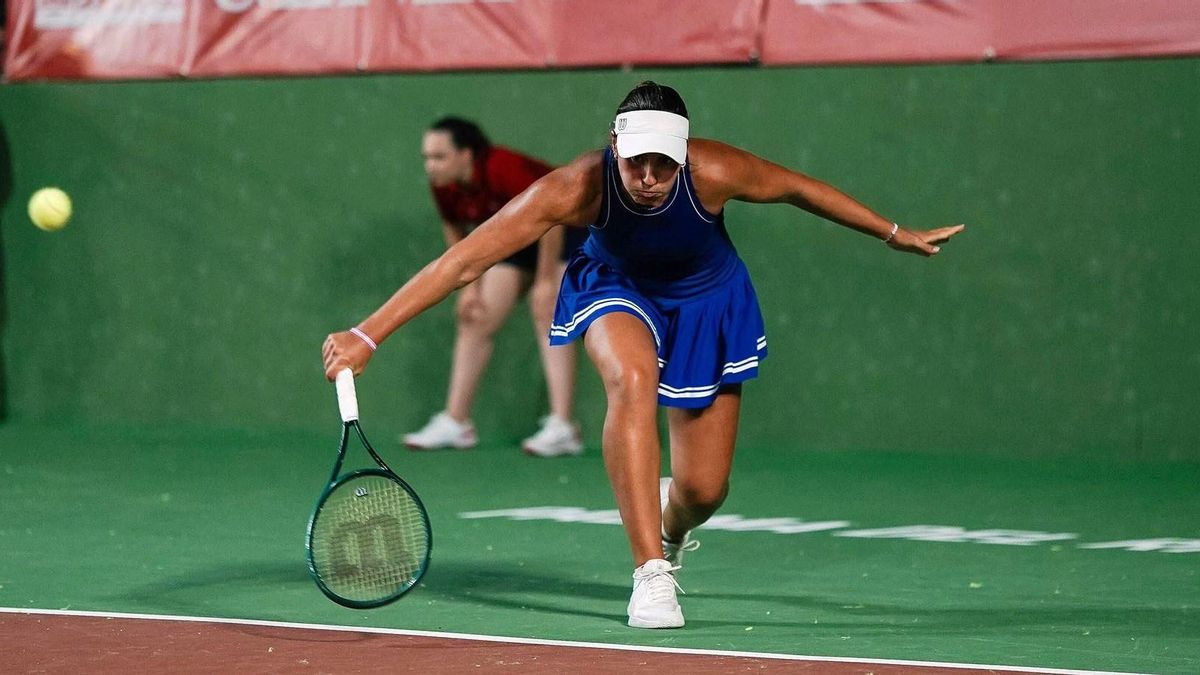 Francisca Jorge devuelve una bola.