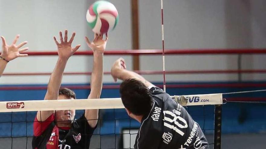 Un lance de un partido del Club Vigo Voleibol, en Coia. // Adrián Irago