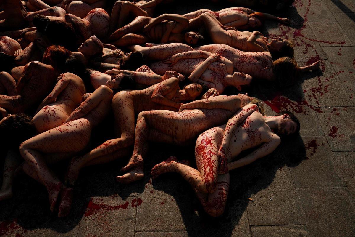 ADVERTENCIA: IMÁGENES SENSIBLES │Activistas se manifiestan en Barcelona por los derechos de los animales y contra el uso de pieles o cueros