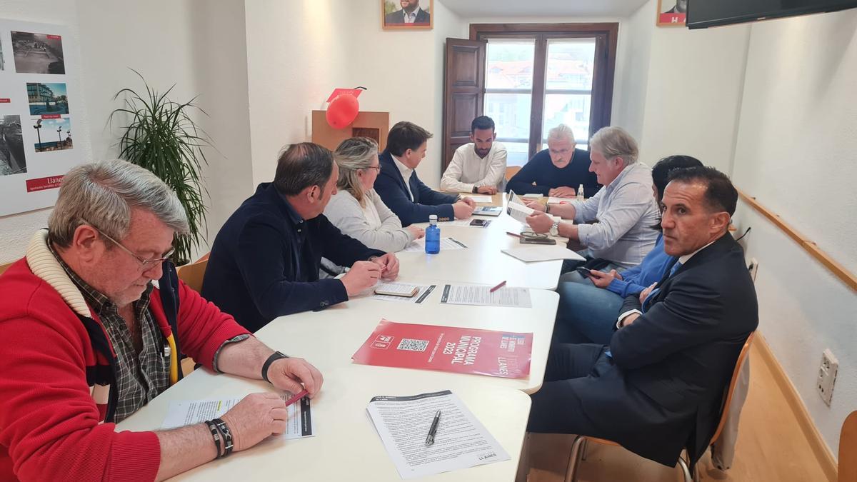 La reunión del PSOE de Llanes con los representantes de Otea.