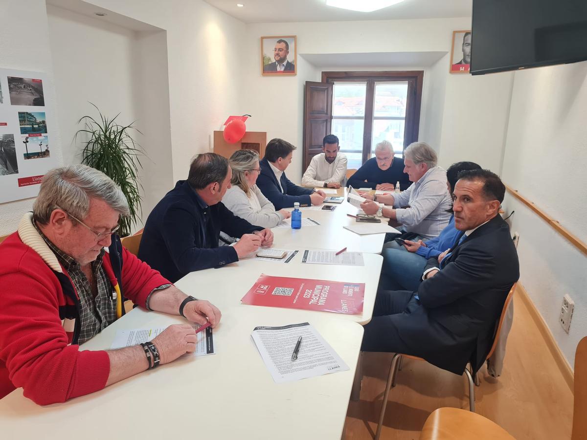 La reunión del PSOE de Llanes con los representantes de Otea.