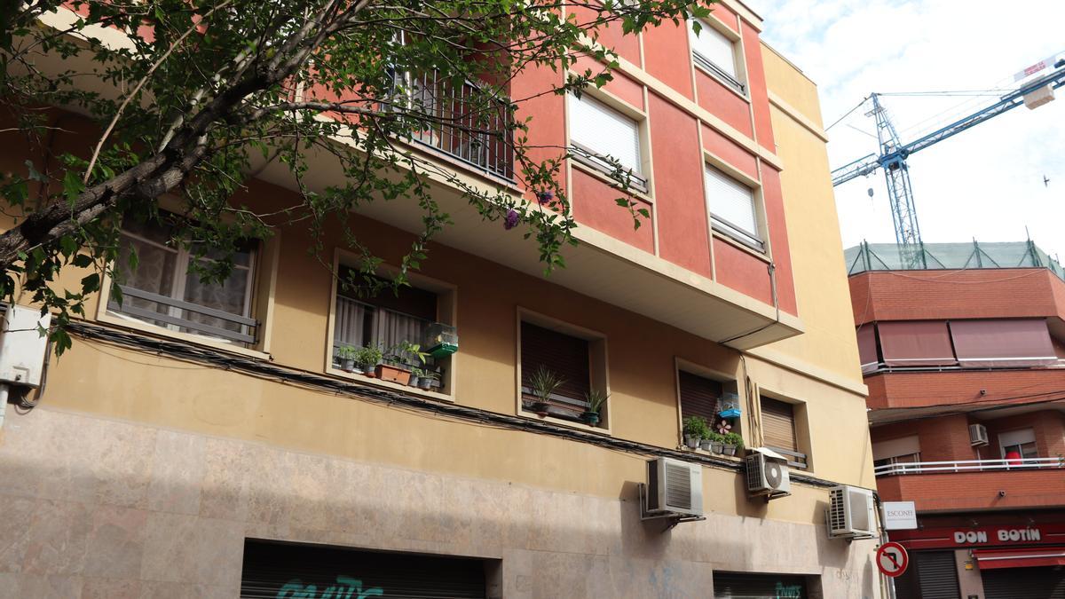 Exterior del pis de Cornellà de Llobregat on aquest diumenge a la matinada una home ha matat presumptament la seva parella.