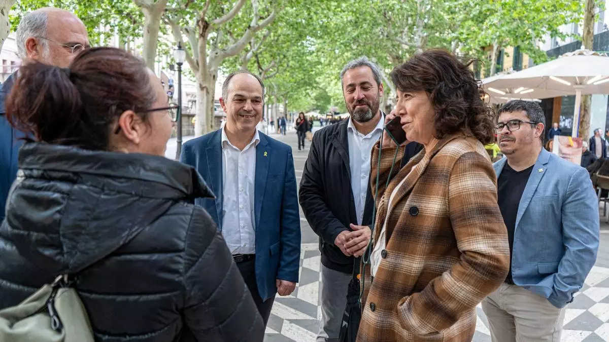 El moment en què ets a casa i et passen la presidenta del Parlament per telèfon