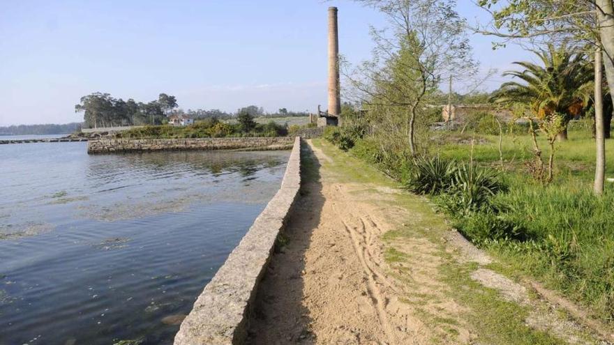 Estado en el que se encuentra la zona de paseo próximo a la telleira de Noia, en Dena, tras la intervención de esta semana.  // Noé Parga