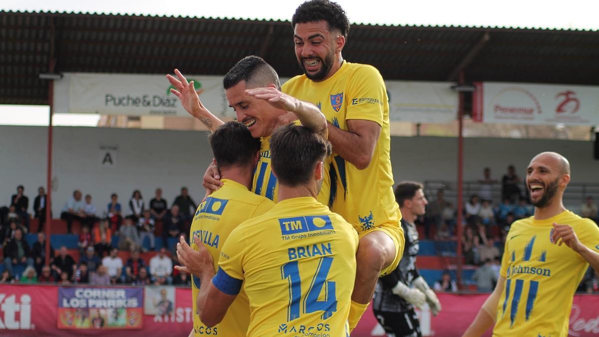 La plantilla del Orihuela celebra el tanto de la victoria frente al Yeclano logrado por Juanmi Callejón