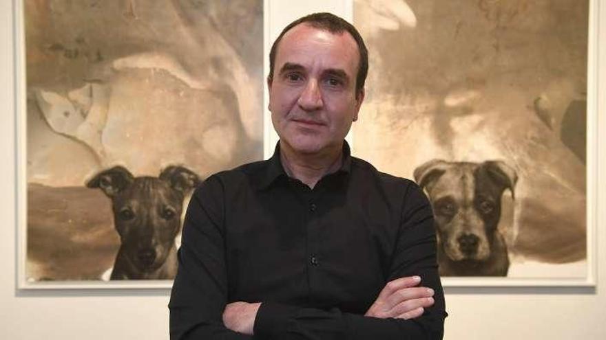 Juan Perdiguero, delante de dos de sus obras.