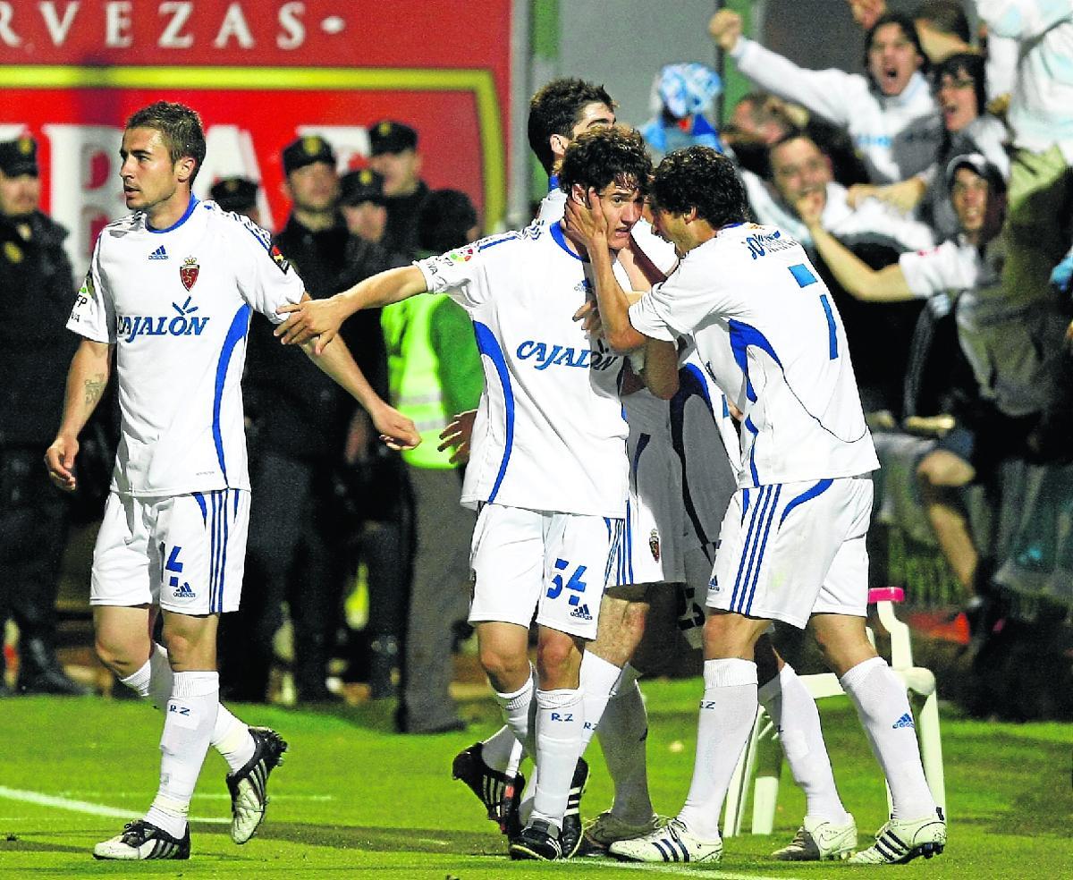 Ander, junto a Gabi y Jorge López tras marcar el gol en Huesca en el camino al ascenso en la 08-09.