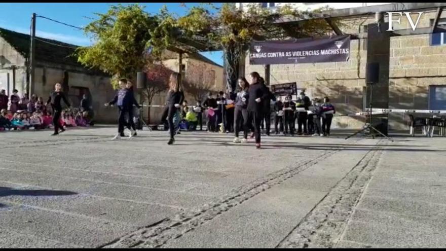 Cientos de estudiantes cangueses bailan contra el machismo