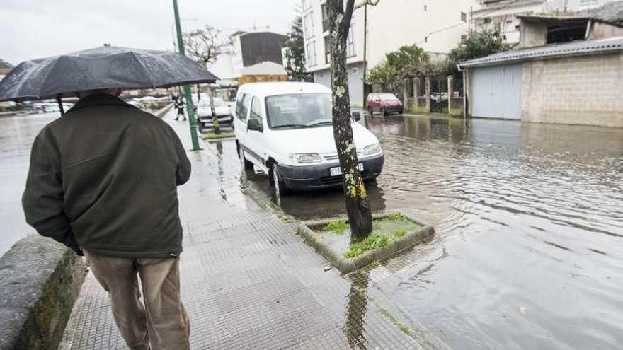 Inundación de la carretera nacional que atraviesa el barrio de A Ribeira, en Betanzos.