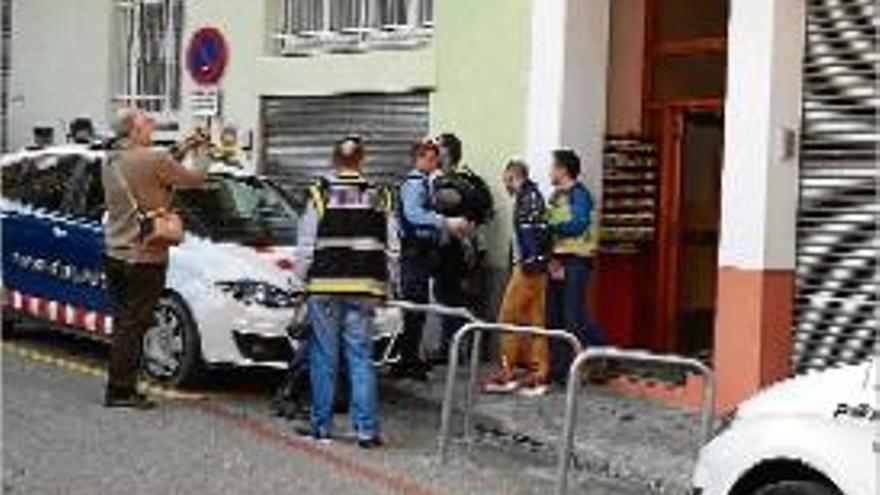 La Policia amb un dels detinguts del carrer Pení a Figueres.