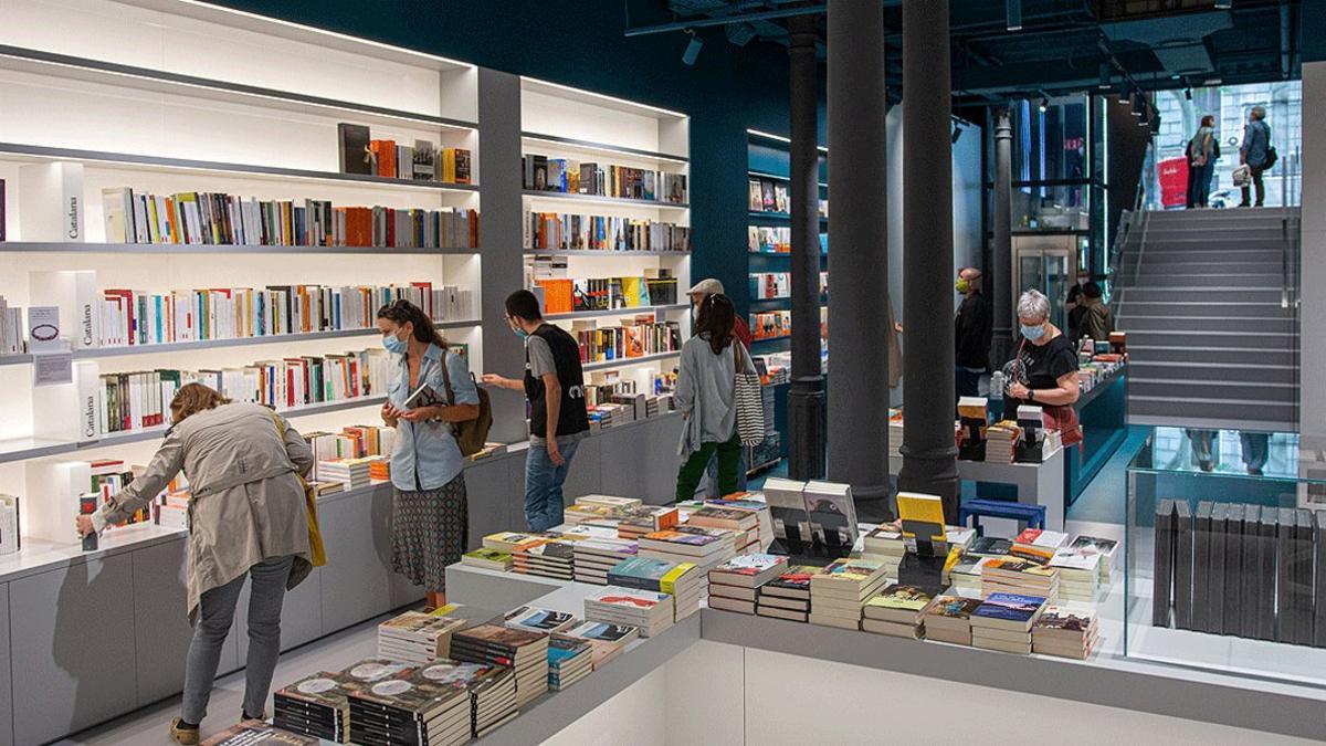 Interior de la nueva librería Ona, en la calle de Pau Clarís de Barcelona, el 25 de mayo, día de su apertura