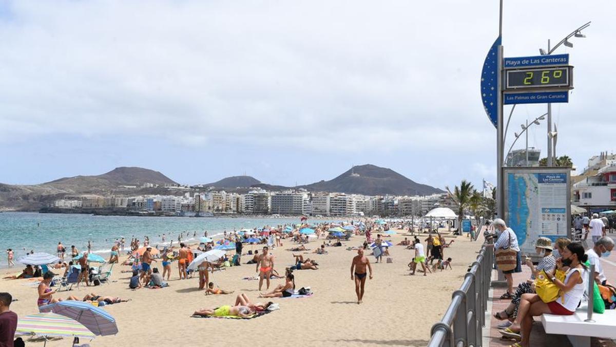 Los usuarios de las playas podrán tomar el sol sin mascarilla en Canarias