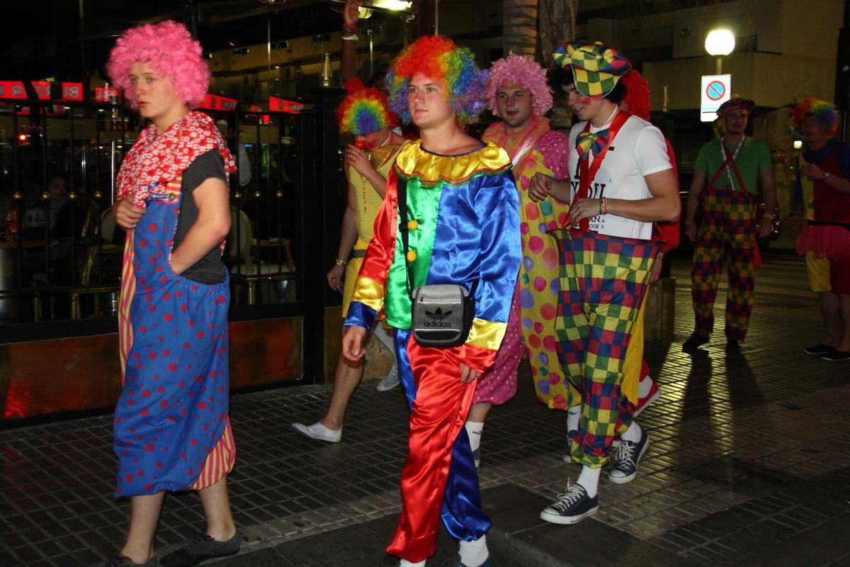 Estudiantes británicos disfrazados de payaso, en la edición de 2012.