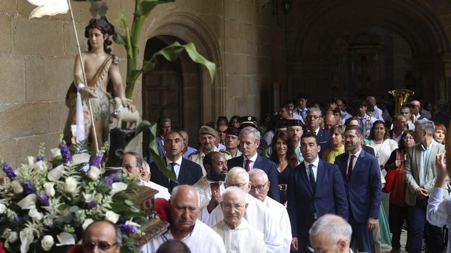 Poio saca a su San Xoán en procesión y se prepara para recibir a la Panorama