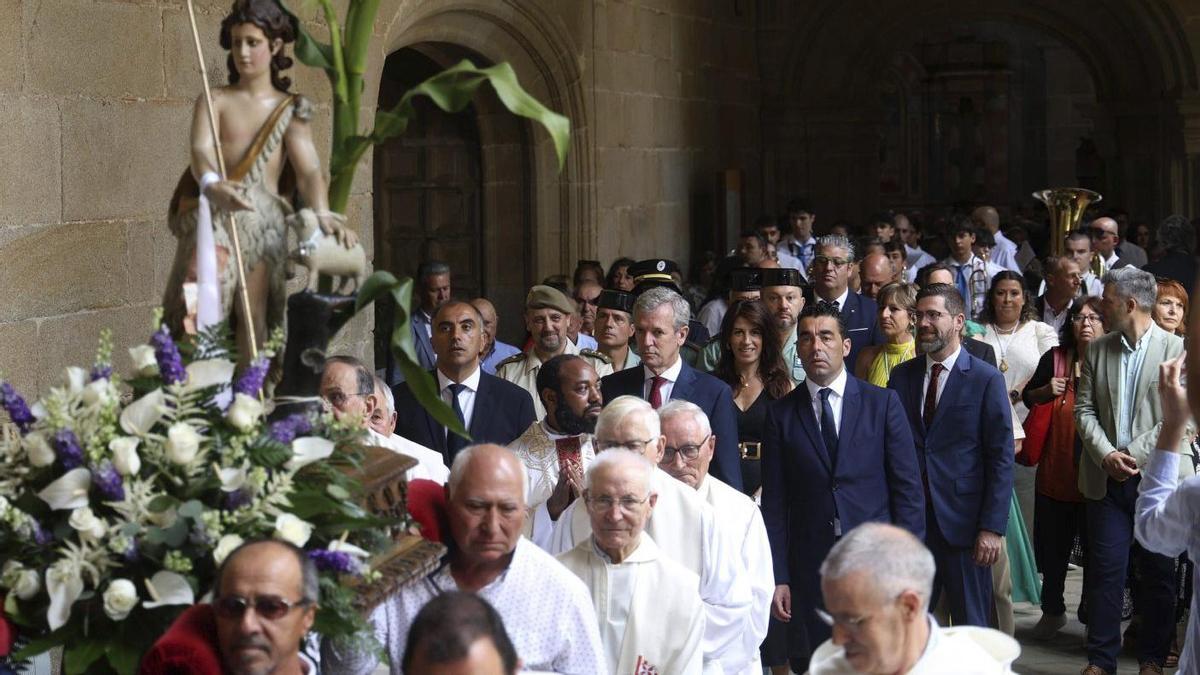 La procesión, en la que participó, entre otras autoridades, el presidente de la Xunta, Alfonso Rueda.