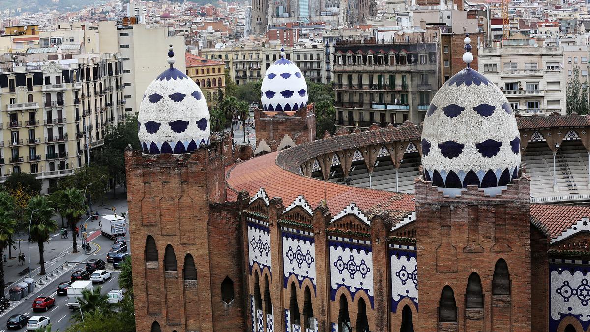 La Monumental, a la sombra de la Sagrada Família.