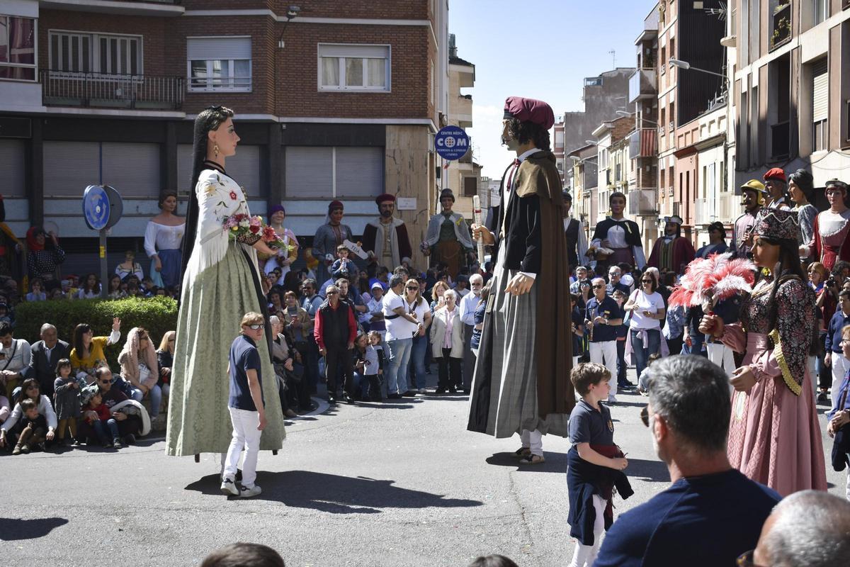 Mostra de balls a la plaça de Mossèn Vidal en una edició de la trobada gegantera de la Festa Major del Poble Nou