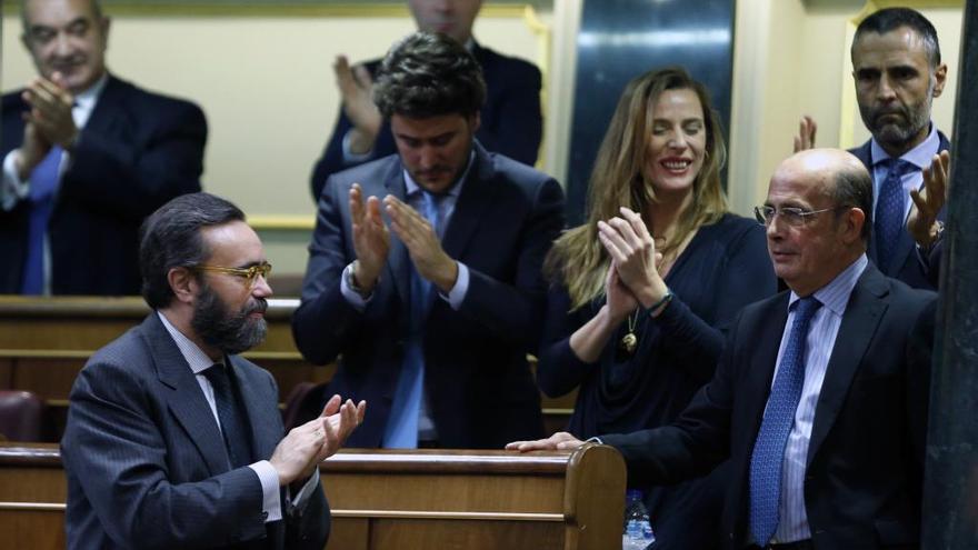 Gil Lázaro recibe el aplauso de sus diputados tras lograr Vox presencia en la Mesa del Congreso.