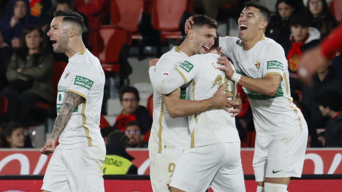 Los jugadores del Elche celebran el gol de la victoria en Mallorca
