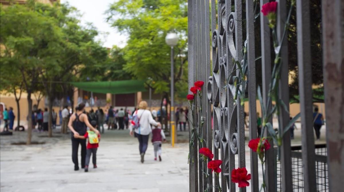 zentauroepp40384431 barcelona 02 10 2017 claveles en la entrada de la escuela ra171013221317