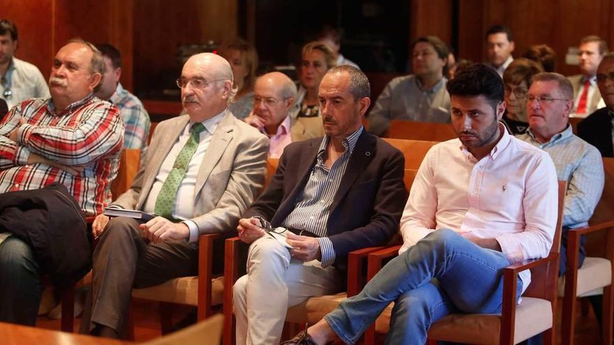 Parte del público reunido en el chalé de La Granda para escuchar a González de Canales.