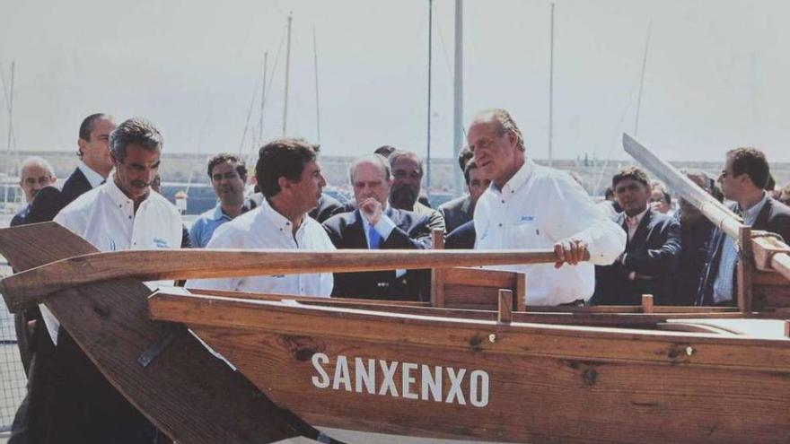 El rey Juan Carlos I con Pedro Campos en una anterior visita a Sanxenxo en el año 2000. // Gustavo Santos