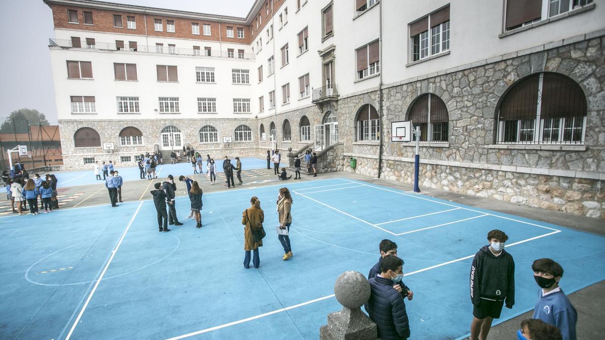 Alumnos en el patio del colegio Santa María del Naranco