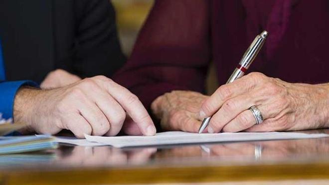 Así puedes controlar qué pasa con tu casa y tu dinero... incluso después de muerto