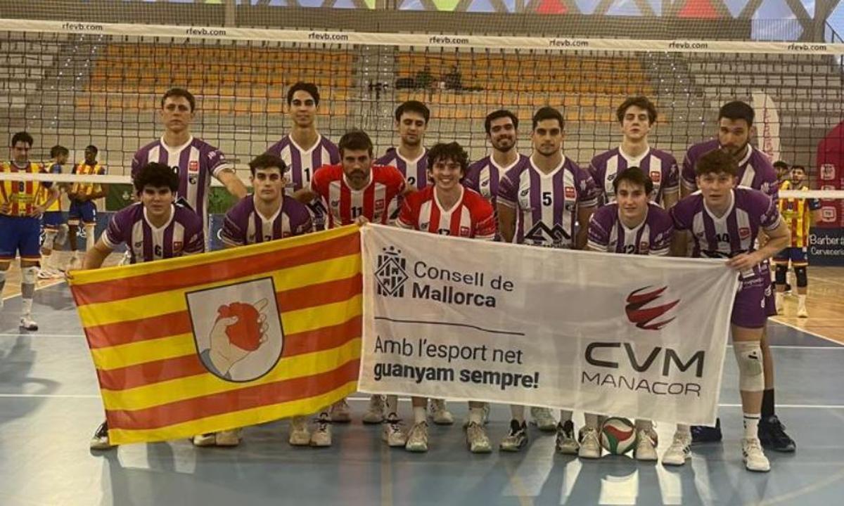 El ConectaBalear Manacor posa en Valencia antes del partido.