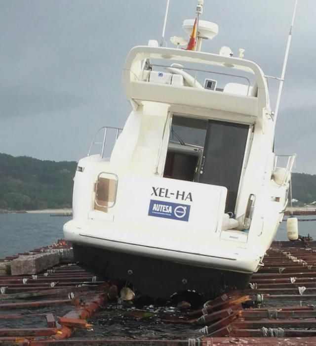 Un yate colisiona contra una batea ante Cangas