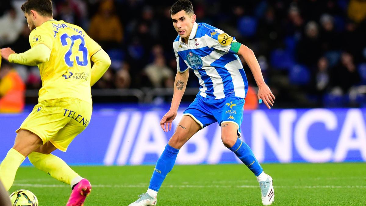 Diego Villares presiona a un rival durante el Deportivo-Cádiz.