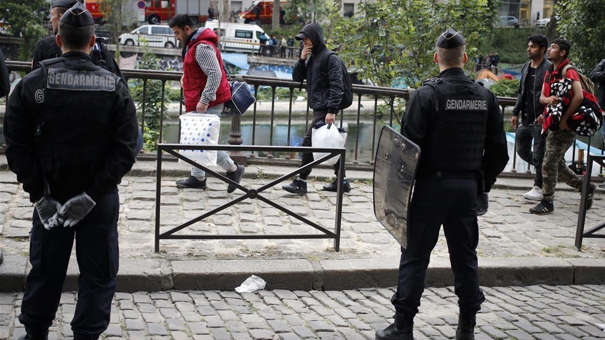 Unos gendarmes patrullan en un calle del centro de París.