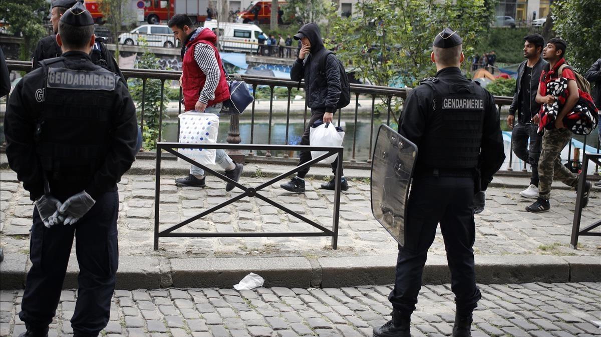 zentauroepp43608617 french gendarmes look on as migrants walk out during a clear180823105650