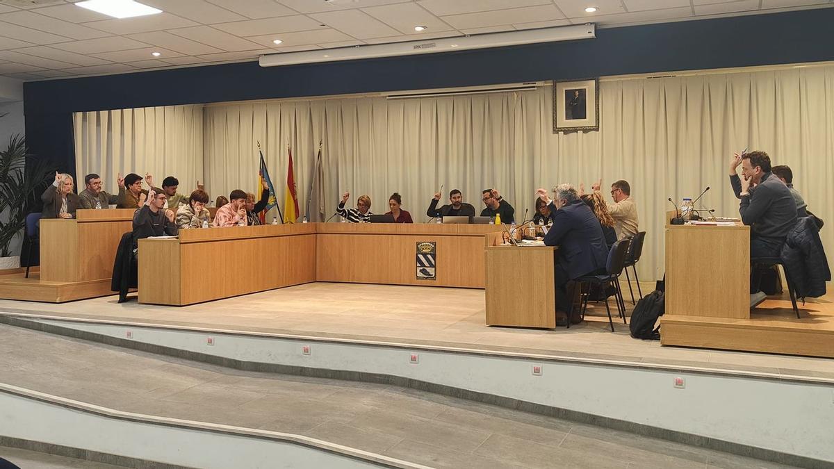 El pleno aprobó este lunespor unanimidad y de forma definitiva la Modificación Puntual nº 63 del Plan General (PGOU), que permite ampliar los usos de su suelo industrial para facilitar la llegada de nuevas empresas y actividades.