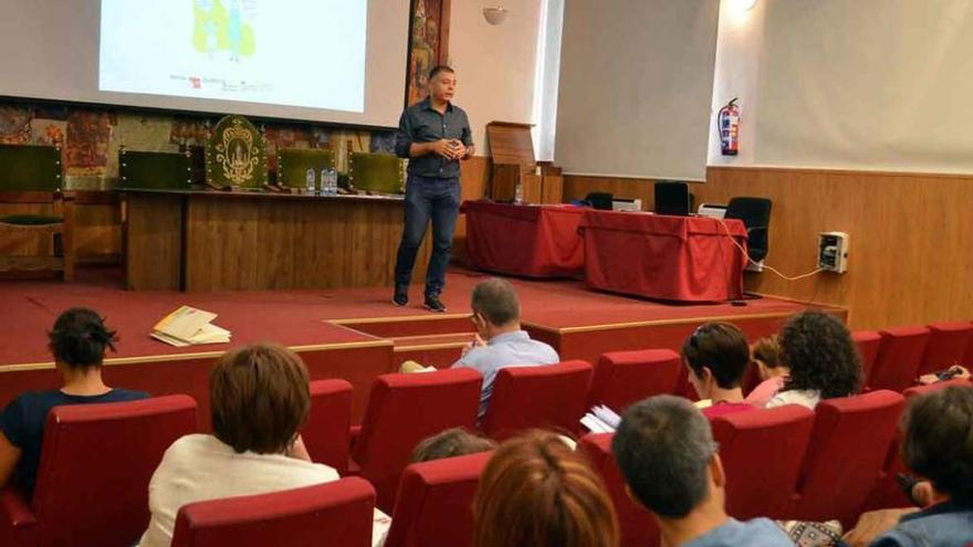 El presidente de FAPA explica a los representantes de las Ampas herramientas ante la frustración de los niños.