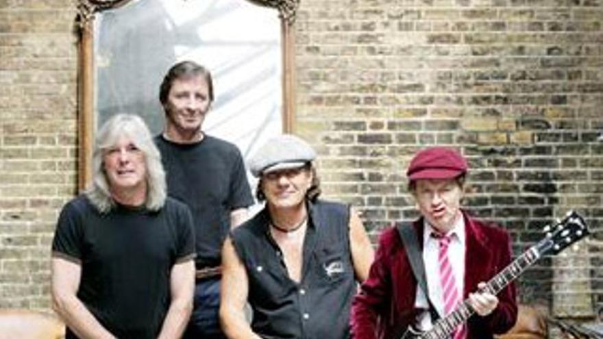 La Ertzaintza desaloja a los fans de AC/DC que hacían cola para comprar entradas