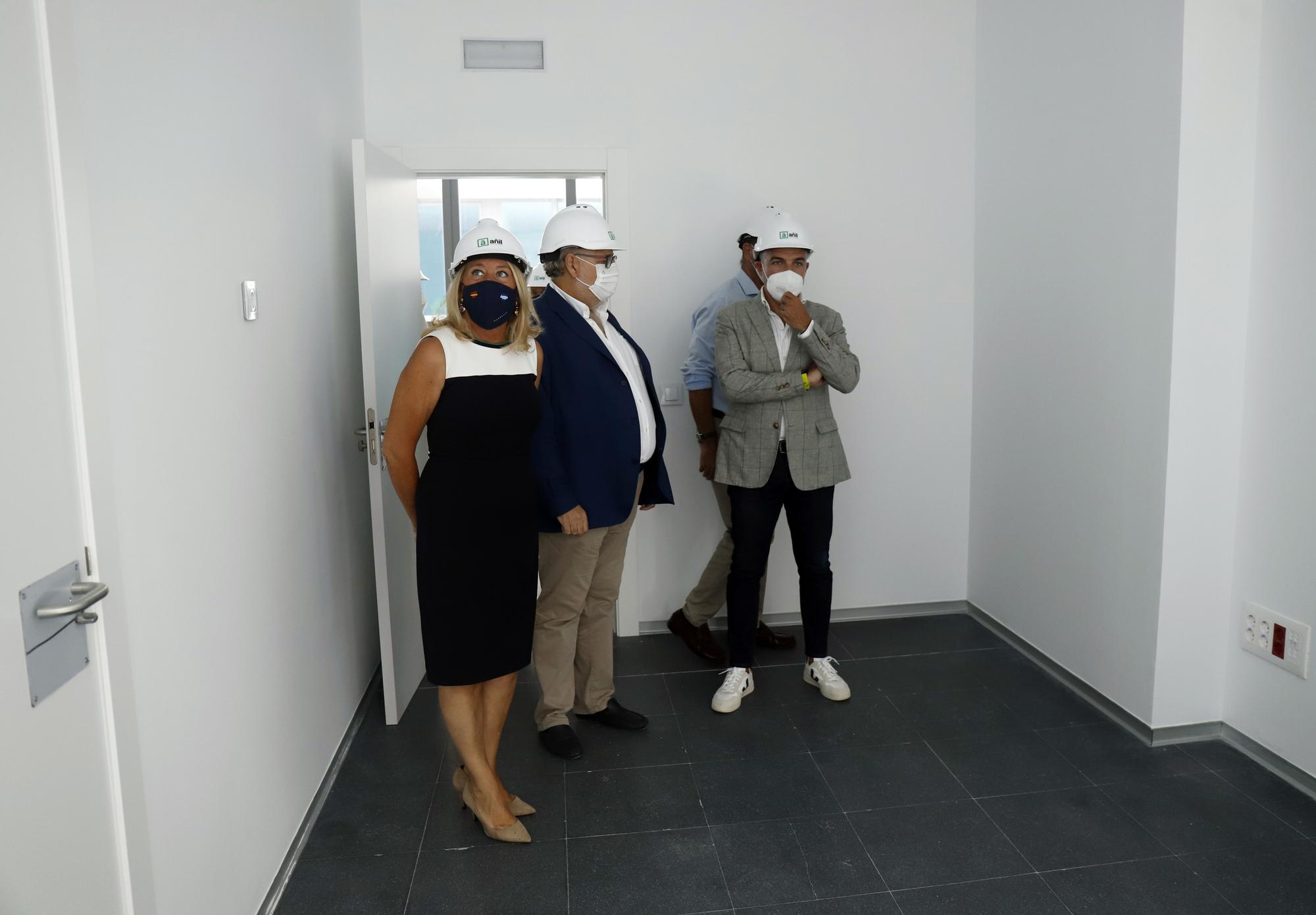 Elías Bendodo visita las obras del centro de salud San Pedro Alcántara