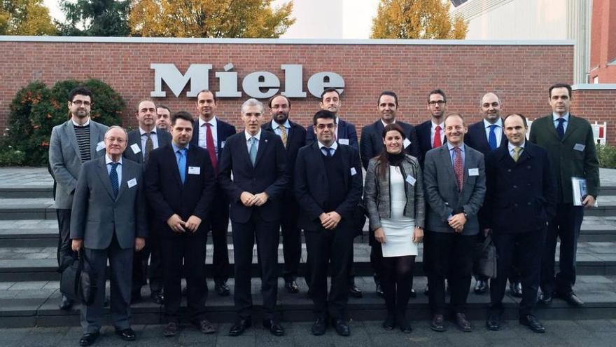 Conde (tercero por la izquierda al frente) junto a las asociaciones tecnológicas gallegas en la planta de Miele en Alemania. // Atiga
