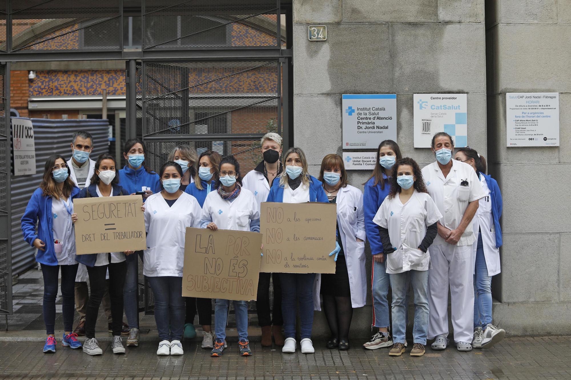 Treballadors dels CAPs de Salt protesten contra la inseguretat que viuen