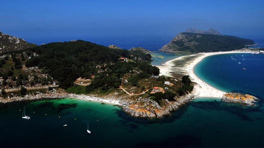 Vista aérea de las islas Cíes, con la playa de Rodas // I. Abella