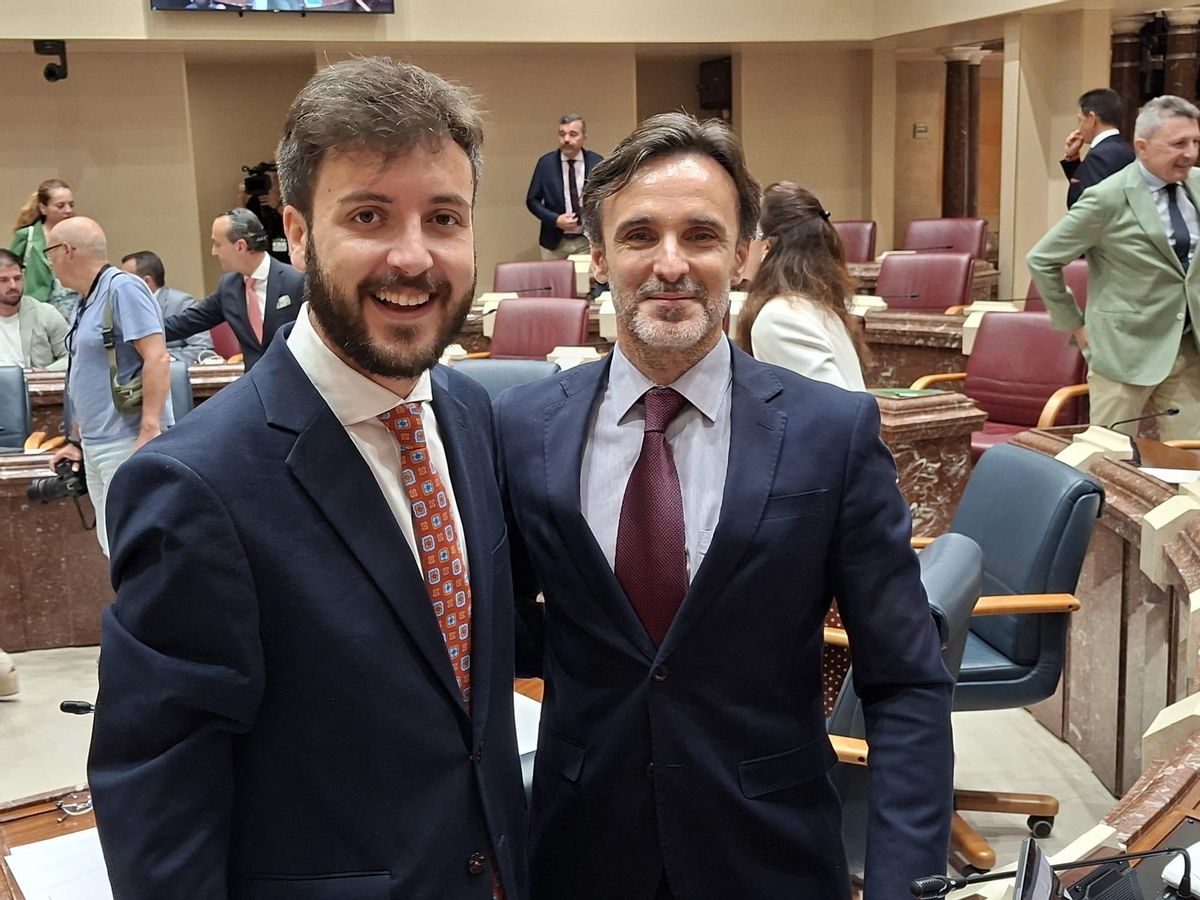 Antonio Landáburu posó este miércoles con el consejero Jorge García Montoro.
