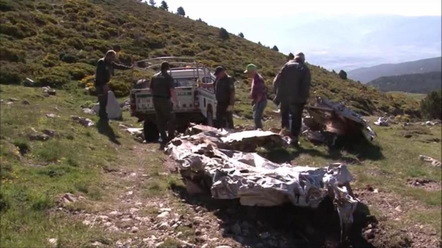 Retiren una avioneta que fa mig segle va aterrar «forçosament» en un espai natural de Guils