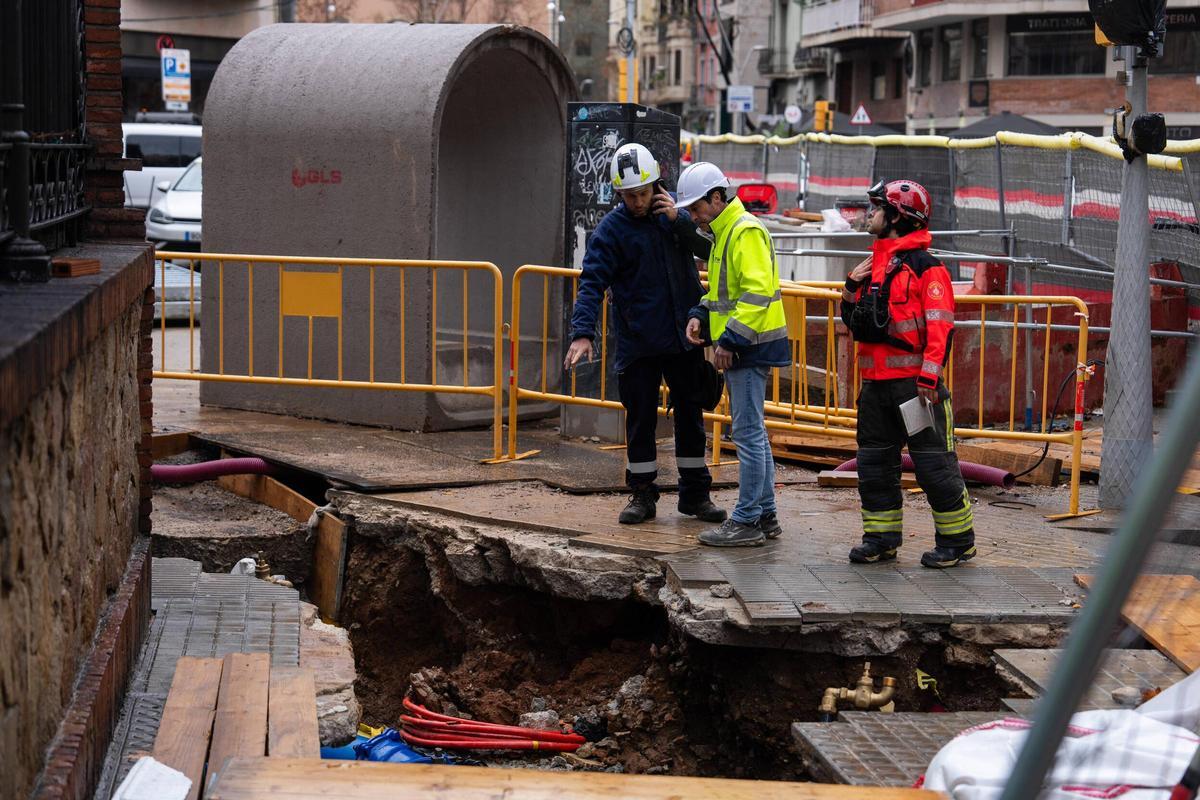Las obras de la L8 causan una espectacular fuga de agua en pleno Eixample de Barcelona