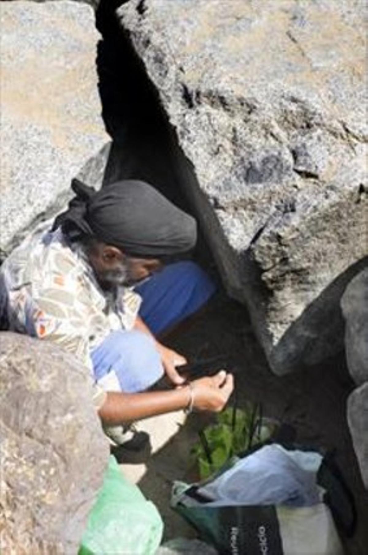 Un ’bartender’ de platja prepara ’mojitos’ al seu amagatall.