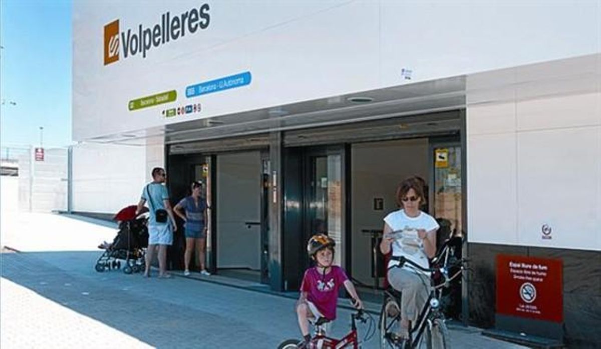 DesconegudaUns viatgers, davant de l’estació de Volpelleres. DesconegudaUns viatgers, davant de l’estació de Volpelleres.