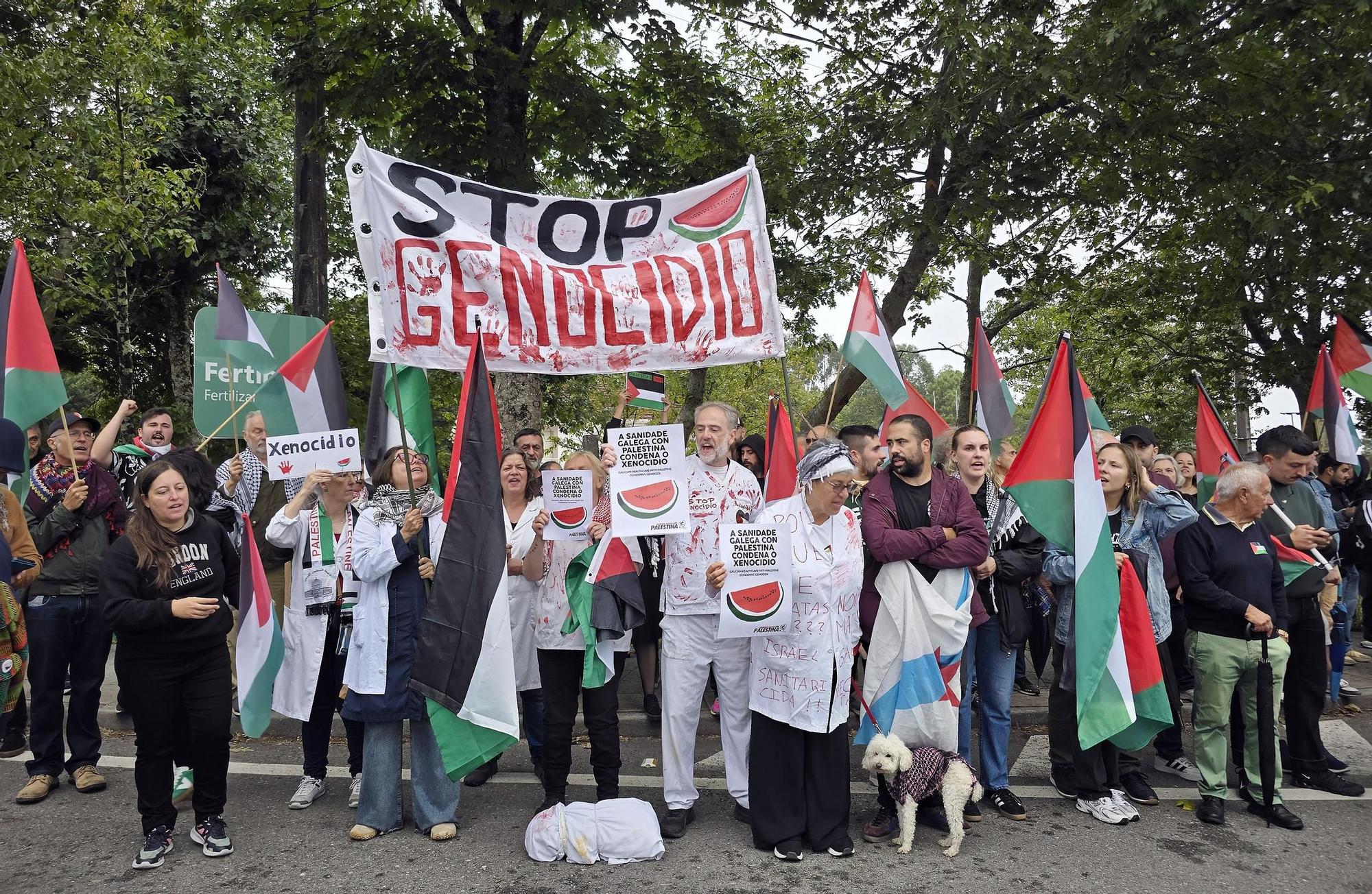 Concentraciones contra el equipo de Israel por el genocidio en Gaza durante el paso de La Vuelta por Pontevedra