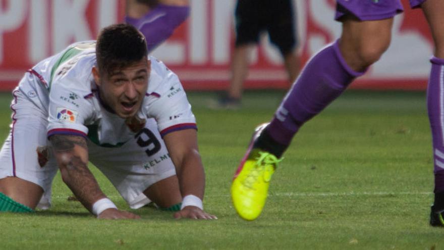 Sergio León, en el suelo, durante el partido Elche-Valladolid jugado el domingo